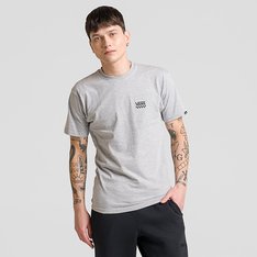 Conforto e estilo andam juntos. A Camiseta Left Chest Logo II SS Athletic Heather carrega autenticidade Vans por onde passa. Proporcionando sensação de leveza ao vestir, a camiseta masculina de manga curta tem modelagem clássica, permitindo maior mobilidade tanto para uso em propostas casuais ou na prática de esportes de ação. Confeccionada em tecido de algodão com fio 20.1 na cor cinza, apresenta estampa frontal com assinatura Vans em “Drop V” e em checkerboard na altura do peito, no lado esquerdo, em silk à base d’água.