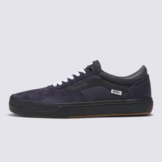 O Tênis Skate Gilbert Crockett Dark Navy, assinado por Gilbert Crockett, é construído com cabedal resistente de camurça e lona com subcamadas de borracha de reforço Duracap™ em áreas de alto desgaste para durabilidade incomparável. As novas palmilhas Popcush™ com retorno de energia proporciona amortecimento superior e proteção contra impactos, enquanto ajudam a reduzir o cansaço das pernas para sessões de skate mais longas, e a revolucionária construção Wafflecup™ oferece o suporte de uma entressola sem sacrificar a aderência ou sensação de prancha de um calçado vulcanizado tradicional. Detalhes em couro e inserções moldadas no bolso do calcanhar completam o design. Apresenta etiqueta tecida aplicada na lingueta com assinatura exclusiva da coleção Vans x Gilbert Crockett.

Características do produto:
• Durabilidade diferenciada: Subcamadas Duracap™ reforçadas em áreas de alto desgaste adicionam uma durabilidade incomparável para prolongar a vida útil do tênis. • Construção Wafflecup: A sola Wafflecup™ mais expressiva é a melhor dos dois mundos, proporcionando sensação de prancha superior, suporte máximo e durabilidade. • Amortecimento Popcush: O melhor amortecimento e proteção contra impactos. As palmilhas Popcush™ com retorno de energia protegem seus pés enquanto ajudam a reduzir o cansaço das pernas em sessões de skate mais longas. • Materiais clássicos: O tênis da coleção Vans x Gilbert Crockett é construído com cabedais resistentes de camurça e lona de 280 g. Os detalhes em couro oferecem uma estética elevada.