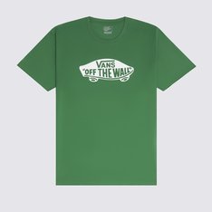 Fique “Off The Wall” em todas as ocasiões. Uma combinação autêntica e criativa do LifeStyle Vans para composições casuais e esportivas. A Camiseta Style 76 Ss Tee Fairway de manga curta é confeccionada em 100% algodão, com estampa frontal em silk à base d’água, com assinatura Vans em “Drop V” e “Off The Wall” dentro do icônico skate, centralizado na altura do peito. O modelo possui corte mais ajustado ao corpo, gola canelada e costura reforçada nos ombros, com aplicação de etiqueta Vans na manga. Com estilo clássico, a camiseta carrega a atitude Vans para todas as suas composições.