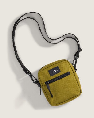 A Bolsa Bail Shoulder Burnt Gold se mantém discreta e funcional. O modelo de transporte simplificado possui um compartimento principal com zíper e um bolso frontal que acomodam itens essenciais, enquanto uma capa traseira e a alça de ombro ajustável tornam esta bolsa ideal para viagens curtas, tarefas ou uso diário.