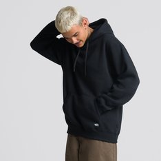 O estilo “Off The Wall” é referência dentro e fora das pistas de skate. O complemento ideal para os seus clássicos é o Moletom Patch Po Black. Peça ideal para esquentar os dias mais frios com estilo. Proporcionando conforto e ajuste perfeito, o moletom Vans permite composições em um estilo casual para relaxar ou aquele estilo mais despojado e descontraído, para a prática de esportes. O modelo é confeccionado em poliéster de 365g e algodão, possui bolso estilo canguru e capuz com cadarço para ajuste. Na cor preta, traz etiqueta tradicional do skate Vans “Off The Wall” aplicada no bolso frontal.