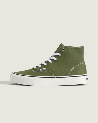 Nascido em Anaheim, Califórnia, em 1966, o Authentic é o estilo tradicional original da Vans. O Tênis Authentic Authentically Duck Canvas Green Balsam apresenta couro com construção vulcanizada e bico redondo, preservando o legado autêntico da marca. A sola vulcanizada confere flexibilidade e sensação direta ao andar, enquanto o acabamento reforça a expressão criativa e descontraída associada à Vans.