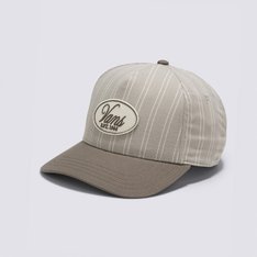 Um acessório marcante que além de te proteger carrega muita personalidade e transmite a cultura street style. Seu visual icônico carrega a identidade Vans na essência. O Boné Checkerboard Bungee Cord traz segurança e conforto para qualquer rotina. Presença forte na cultura do esporte e das ruas - características da tradição Vans - o boné de aba curva possui cinco painéis, com aplicação de patch bordado Vans® com detalhe oval, grafia vintage e inscrição “Est. 1966”, na parte frontal. De tamanho único e regulável no strapback, o modelo é de fácil ajuste.