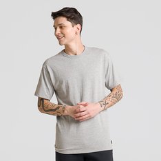 Confortável para usar todos os dias. Durável o suficiente para que você faça isso. Todo mundo precisa de uma camiseta em que possa confiar. A Camiseta Off The Wall Ii Ss Compl. Ultra Neo Vr3 Athletic Heather de manga curta vai acabar com sua busca pela camiseta perfeita para que você possa se concentrar nas coisas mais importantes. Com uma estampa interna no padrão waffle - que afasta a umidade da pele - esta camiseta mantém você confortável e seco, enquanto o fio resistente proporciona durabilidade e minimiza o encolhimento. Com gola canelada e costuras reforçadas nos ombros, acabamentos premium da Vans, a camiseta na cor cinza traz aplicação de patch bordado com assinatura Vans, na altura do peito, no lado esquerdo. O modelo vem com uma presilha em estampa checkerboard para pendurar em cabides. Tipo de caimento: clássico. Características do produto: 
• Camiseta de manga curta com gola careca; 
• Confeccionada em tecido 100% algodão; 
• Patch bordado com assinatura Vans; 
• Caimento clássico; 
• Estampa interna no padrão waffle: que afasta a umidade da pele; 
• Presilha em checkerboard para pendurar em cabides.