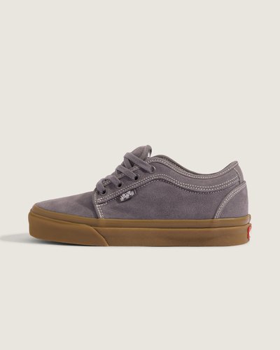 O Tênis Chukka Low Grey Gum combina o legado icônico da VANS com construção pensada para o uso diário. Confeccionado em couro camurça com sola vulcanizada, entrega toque macio, resistência e suporte. Bico redondo, cano baixo e cadarços coordenados definem um perfil discreto, enquanto o conjunto oferece conforto e flexibilidade. Detalhes de acabamento reforçam a identidade sem perder a estética clássica