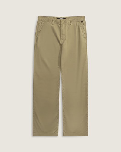 A Calça Authentic Chino Incense é uma chino em tecido sarja com corte reto e caimento limpo, pensada para oferecer conforto e liberdade de movimento. O tecido tem toque macio e estrutura leve, enquanto os passadores de cinto, bolsos laterais embutidos e fechamento por zíper com botão reforçam a funcionalidade. O modelo traz cadarço em poliéster com ponteira personalizada VANS como detalhe técnico, acabamento discreto e construção versátil.
