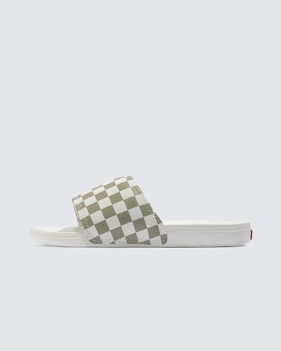 Deslize no conforto com o Chinelo Slide-On Checkerboard Sage. Com inspiração no solado vulcanizado dos clássicos Vans, o chinelo slide-on apresenta silhueta com uma tira mais larga em nobuck sintético cinza com a icônica estampa em checkerboard da Vans. Com forro de borracha macia e tecido elástico, o modelo possui palmilhas UltraCush super macias que incluem suporte de arco embutido e as solas waffle UltraCush™ Lite injetadas com leveza, flexibilidade e durabilidade. Esse modelo vai te acompanhar na correria de um dia inteiro. Com assinatura “Vans Off The Wall” aplicada na heeltab do calcanhar.