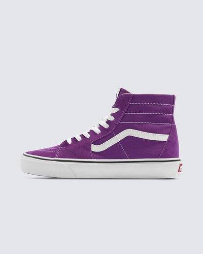 O Sk8-Hi impactou ao ser o primeiro tênis de cano alto para skate a entrar em cena. Com um toque "Off The Wall", o lendário tênis de cano alto da Vans é considerado um divisor de águas desde o seu lançamento em 1978. O Tênis Sk8-Hi Tapered Willowherb apresenta cabedal em camurça e lona resistente. Com fechamento por amarração, ele apresenta os cadarços e a icônica sidestripe Vans nas laterais. O tênis possui o cabedal acolchoado com biqueiras reforçadas, proporcionando mais conforto e firmeza a cada passo. Apresenta heeltab do skate tradicional com inscrição Vans em “Drop V” e “Off The Wall” aplicada no calcanhar, com etiqueta tecida “Vans Off The Wall” aplicada na lingueta. A entressola ameniza o impacto e a palmilha se molda adequadamente aos pés. Com solado em borracha vulcanizada em formato waffle - exclusividade Vans - com função antiderrapante, proporcionando maior aderência ao caminhar. Estilo e conforto para todos os momentos, seja dentro ou fora das pistas.