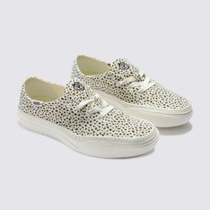 Expandir os limites e pensar diferente não é novidade para os surfistas da Vans, Alex Knost (de Costa Mesa, Califórnia) e Lee-Ann Curren (de Biarritz, França). A maneira de pensar “fora da caixinha”, tanto nas ondas quanto fora delas, ganhou vida em uma nova coleção sem gênero e com a identidade da Vans. Pensando em cada detalhe, o Tênis Circle Vee Animal Marshmallow Black ganha ajustes no cabedal em uma mescla de algodão orgânico em malha natural até a entressola solta de espuma biodegradável EcoCush™ - totalmente nova e esculpida para proporcionar conforto o dia inteiro, juntamente com o solado emborrachado EcoWaffle™, mantendo a aderência e durabilidade tradicional da Vans, conhecidas desde 1966. A nova palmilha solta EcoCush™ é feita de espuma FATES™ 70% base biológica, derivada de óleos vegetais, oferecendo o máximo em conforto e suporte com calcanheiras moldadas e formato de arco. O cabedal é costurado diretamente no solado para ajudar a reduzir a quantidade de cola usada, e todos os forros e cadarços utilizam algodão orgânico, cânhamo e fibras naturais de juta. Como parte dessa coleção, também estamos fazendo parceria com a Ocean Conservancy, uma organização global focada na proteção dos oceanos que amamos e apreciamos, e doaremos $1 por cada produto Circle Vee vendido, com um mínimo de $25.000 doados para a Tides Fundação. Alex, Lee-Ann e Vans queriam fazer uma coleção que todos pudessem curtir e se sentir bem ao usar. Missão cumprida.Aproveite a Black Friday Vans e adquira já seu novo produto Off The Wall