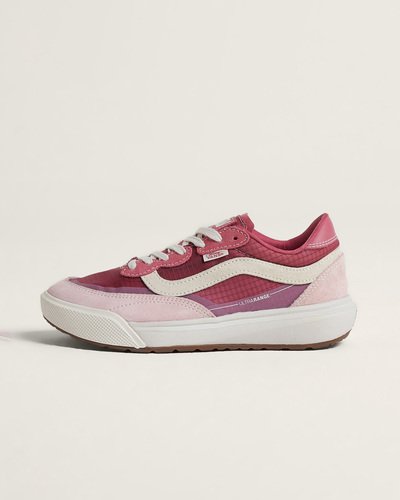Sempre em Movimento. Originalmente projetado para atender às necessidades dos atletas de surfe da Vans, o UltraRange evoluiu para uma das franquias mais populares e versáteis da nossa linha, oferecendo conforto sem sacrificar o estilo. E agora, a próxima geração chegou com o Tênis Ultrarange Se 2.0 Mte Ripstop Mauvewood. Um design totalmente novo para quem está sempre em movimento, com um solado atualizado, suporte aprimorado e ajuste mais amplo.