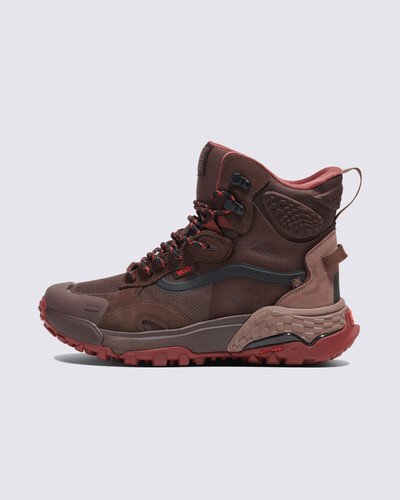 “You are Made for the Elements”. Estes são os seus Vans. O Tênis Crestline Adv Mte Gore-Tex Bitter Chocolate é o calçado mais avançado da Vans até hoje. Construída com uma forma totalmente nova, esta bota de altura total oferece um ajuste mais espaçoso para um caminhante técnico de cima a baixo que é elegante, robusto, versátil e confortável para qualquer pessoa, em qualquer situação. Terminado com uma parte superior resistente à prova d'água GORE-TEX para proteção contra elementos imprevisíveis e terrenos difíceis, a bota oferece conforto e suporte para todos os pés onde e quando você precisar, mantendo uma aparência que o diferencia. O modelo possui o logotipo Vans Checkerboard Globe: este produto é feito de pelo menos 30% de um ou uma combinação de materiais reciclados, renováveis ??e/ou regenerativos. Para saber mais sobre a Vans e a sua jornada rumo a materiais sustentáveis, acesse vans.com.br/sustentabilidade.