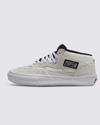 Completamente redesenhada para o skate moderno, a coleção Skate Classics oferece mais do que os skatistas precisam para permitir uma progressão máxima. Um sapato vulcanizado feito com cabedais clássicos de camurça e lona, o Skate Half Cab proporciona o visual icônico que você deseja, enquanto oferece todos os benefícios de desempenho que os skatistas exigem.