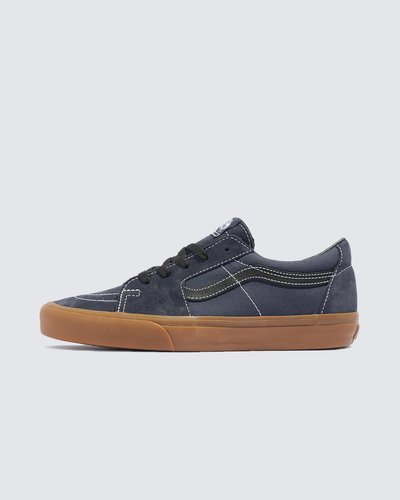 O revolucionário Sk8-Hi transformado em um tênis de cano baixo atemporal. Uma versão adaptada do lendário tênis de cano alto, o Tênis Sk8-Low Gum Navy traz a estética familiar da sidestripe contrastante, com uma proposta totalmente nova na maneira de vestir esta silhueta icônica. Além dos cabedais clássicos de lona e camurça que imitam a contraparte mais alta, o tênis de cano baixo é fácil de usar e traz à tona todos os detalhes que preservam a essência do original.