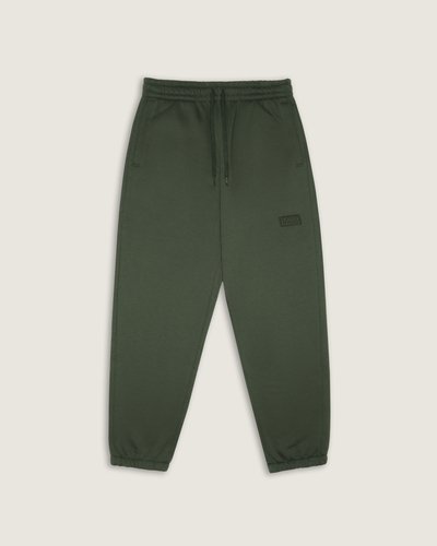 Quando você precisa de um tempo para relaxar, a Calça Core Basic Relaxed Fleece Dried Kelp será o seu uniforme. Feita de fleece macio e aconchegante com costas escovadas e mistura de algodão, a calça de moletom clássica de caimento relaxado é feita para proporcionar conforto, com cós e punhos elásticos. O modelo traz patch Vans® bordado na altura da coxa.