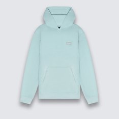 Um clássico é sempre clássico. A tradição que as peças Vans carregam na essência permitem um visual atemporal, que combina o estilo tradicional com o conforto aconchegante para os dias mais frios. Para aquecer os pequenos nos dias mais frios, o Moletom Core Basic PO II Gray Mist Infantil é confeccionado em algodão e poliéster. O modelo na cor verde, é fechado com bolsos estilo canguru. Possui capuz com acabamento em cobre gola, barra e punhos canelados e traz aplicação de patch bordado Vans em “Drop V” na altura peito, no lado esquerdo.