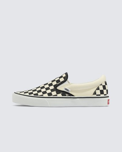 Em 1977, o tênis Slip-On, conhecido originalmente como Vans #98 é apresentado e com a ajuda de skatistas e atletas de BMX, virou uma febre no sul da Califórnia. Anos depois, ganhou atenção e apelo internacional quando apareceu nos pés de Jeff Spiccoli, personagem interpretado por Sean Penn no filme Fast Times at Ridgemont High, de 1982, tornando-se um dos maiores ícones da Vans. O Tênis Slip-On Checkerboard Black White possui perfil baixo, cabedal de lona têxtil resistente na cor branca, com estampa em checkerboard icônica em preto e branco, cano acolchoado, elástico nas laterais, viras laterais de borracha na cor branca com biqueiras reforçadas para suportar o desgaste por repetição e a original sola de borracha Waffle exclusiva Vans.