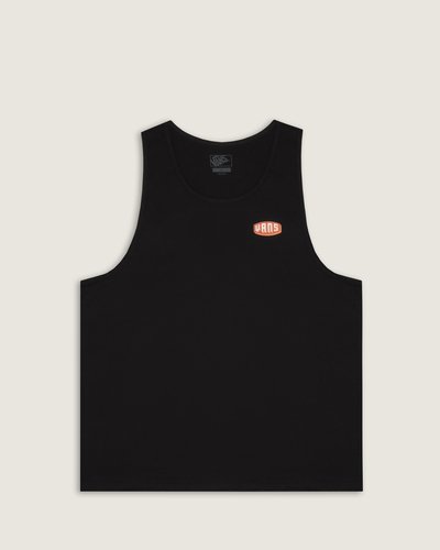 Um clássico irreverente para todos os momentos. A Regata Raised Up Black com gola redonda traz um ajuste relaxado, proporcionando conforto. Fácil de vestir, o modelo traz estampa frontal, com assinatura Vans® colorida e com efeito hexagonal, dentro de blocos, na altura do peito, no lado esquerdo. Para relaxar e curtir todos os momentos com estilo. Essa é a essência “Off The Wall”.