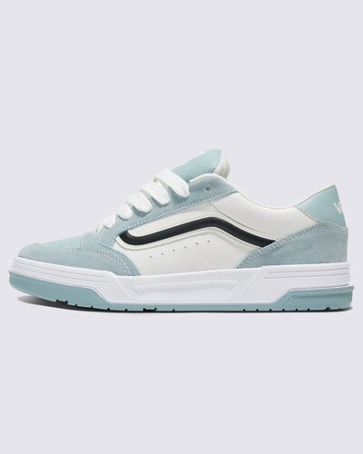 O Tênis Hylane Baby Blue White é um tênis inspirado no skate Y2K que reinterpreta a silhueta do Upland, lançado pela Vans em 1999. Passado e presente se cruzam nos detalhes de design elevados, como a faixa lateral brilhante em 3D e os logotipos bordados - enquanto a postura robusta e a língua de skate fofa proporcionam uma aparência retrô. Terminado com uma construção robusta da entressola e uma textura em V entrelaçada exclusiva, o Hylane transforma a estética com inspiração no Old Skool, em um item essencial do guarda-roupa atual.