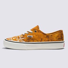 O Tie Dye Authentic VR3 SF combina design sustentável com nosso tênis de cadarço atemporal e baseado em surfe para criar um estilo de calcanhar dobrável confortável e atualizado. Com cabedal feito de lona de algodão 100% orgânico, maior conforto com nossa palmilha VR3Cush™ de espuma de base biológica e um novo solado VR3Waffle™ que usa borracha natural cultivada de forma regenerativa, esta silhueta clássica de cano baixo combina detalhes modernos e vintage.

Nossa equipe traçou metas ambiciosas de sustentabilidade. Grandes ou pequenos, todos os nossos esforços se somam a mudanças positivas. Para poder estampar o logotipo VR3 Checkerboard Globe, pelo menos 30% do produto deve ser feito de materiais reciclados, renováveis e/ou regenerativos.

CARACTERÍSTICAS DO PRODUTO 
• MATERIAL DO CABEDAL: Confeccionado em lona de algodão 100% orgânico.
• PALMILHA: A nova palmilha VR3Cush™ é produzida com pelo menos 25% de espuma EVA de base biológica parcialmente derivada de plantas, de acordo com o padrão de teste ASTM D6866-16.
• SOLA: Toda a borracha usada para produzir a sola VR3Waffle™ (60% do composto) é uma borracha natural cultivada de forma regenerativa, proveniente de fazendas que utilizam práticas agrícolas destinadas a promover a biodiversidade, melhorar os ciclos da água, melhorar a saúde do solo e/ou sequestrar carbono. Este novo composto de borracha foi desenvolvido e projetado para manter a aderência e durabilidade que fazem parte da história da Vans desde 1966.

Para saber mais sobre a Vans e sua jornada de materiais sustentáveis, acesse vans.com.br/sustentabilidade.Aproveite a Black Friday Vans e adquira já seu novo produto Off The Wall