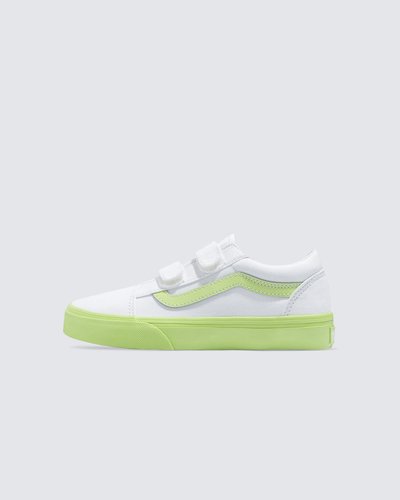 Feito especialmente para proporcionar o calce seguro e confortável dos pequenos, o Tênis Old Skool Pop Outsole Lime Infantil homenageia o icônico tênis com Sidestripe™, substituindo os cadarços tradicionais por fechos duplos de velcro. Com cabedal durável de camurça e lona branca com detalhe contrastante em verde na sidestripe e na sola de goma, este modelo de cano baixo proporciona um ajuste fácil e seguro, mantendo o conforto dos pequenos durante todo o dia. O tênis apresenta biqueiras reforçadas, colarinhos acolchoados de suporte e sola de borracha waffle exclusiva Vans.
