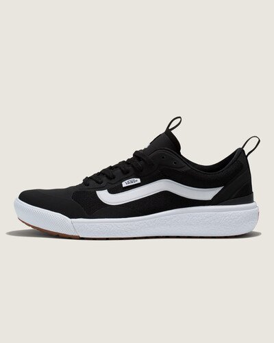 Máximo conforto e aliado de todas as rotinas. Esteja sempre pronto para o inesperado com o Tênis UltraRange Exo Black Black. Com um solado co-moldado construído em padrão tratorado em waffle - exclusividade Vans - ele maximiza a cobertura, aderência e durabilidade da borracha. A nova entressola UltraCush™ Lite traz conforto e leveza para o calce. O modelo de cano baixo possui cabedal com inspiração na silhueta do icônico Old Skool - em camurça, tecido e sintético preto - totalmente respirável, com biqueira e antepé de borracha renovado, deixando o calce no ajuste ideal. O Exo Skeleton fornece apoio integrado nos dedos e na parede lateral medial, com uma trava de calcanhar para um ajuste seguro. No calcanhar e lingueta, traz puxadores, facilitando o calce. O logo “Vans Off The Wall” é aplicado na heeltab do calcanhar. Já a original Flag vem na lateral do tênis, enquanto a assinatura “Vans Ultrarange” é aplicada na lingueta. Conforto e estilo dentro e fora das pistas.