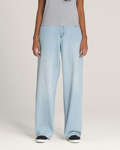 Relaxe com a Calça Sirelle 5 Pocket Puddle Upland Light Stonewash. O modelo jeans é resistente e apresenta uma silhueta clássica de poça, com pernas longas e mais largas que afinam ao redor dos tornozelos. Confortável, perfeita para uso durante todo o dia, dentro e fora das pistas.