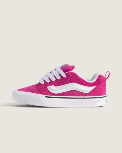 O Tênis Knu Skool Neon Pink é uma interpretação moderna de um estilo clássico dos anos 90, definido por sua língua bufante e SideStripe™ em 3D, finalizada com cadarços robustos. Com perfil e detalhes de estilo marcantes, o Knu Skool se inspira no Old Skool original, combinando um ícone do passado com as tendências atuais.