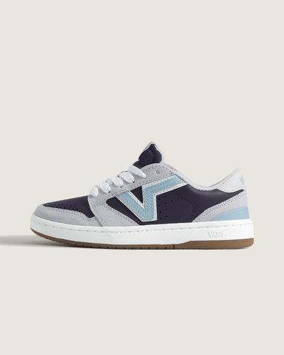 Uma homenagem ao passado. Inspirado na Coleção Serio dos anos 80, com assinatura Vans retrô em "Flying V" e atualizações modernas. O Tênis Lowland 2-tone Lilac Mist incorpora tudo o que o Lowland ama e se baseia nisso, oferecendo uma nova mistura da herança esportiva da Vans, com a inovação moderna. Com um ajuste atualizado para maior conforto e uma entressola de borracha durável que substitui a tecnologia ComfyCush, ele foi desenvolvido para um uso duradouro sem comprometer o estilo. Perfeito para quem valoriza versatilidade e autenticidade.