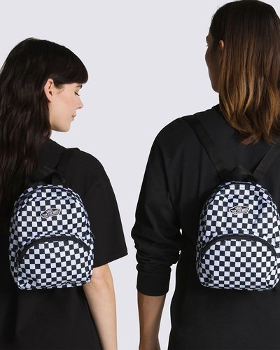 Uma mochila em tamanho compacto que carrega o DNA da Vans na essência. A Mochila Got This Mini Black-White Checkerboard traz dois compartimentos com fechos em zíper e alças ajustáveis, permitindo uso customizável. Traz aplicação de patch bordado com o lendário skate Vans “Off The Wall” com estampa icônica em checkerboard em preto e branco, trazendo um clima pronto para as ruas com um estilo retrô. Dimensões (AxLxP): 25 x 17 x 10 cm.