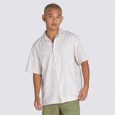 Arrase com a icônica estampa em checkerboard em um tom totalmente novo e irreverente. A Camisa Kessler Checkerboard Ss Woven Lx White Marshmallow possui fecho frontal por botão, com gola de algodão arejada. O modelo traz um ajuste mais largo para maior conforto e mobilidade. Um bolso costurado na altura do peito, no lado esquerdo, complementa o estilo, combinando com todos os seus clássicos Vans.