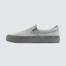 A Vans reconstruiu alguns dos seus clássicos mais icônicos com escolhas intencionais sobre os materiais utilizados. Com cabedais feitos de algodão orgânico e poliéster reciclado, um solado que usa borracha natural e uma palmilha de espuma de base biológica para um conforto que faz você se sentir bem, o Tênis Slip-On Mte Washed Canvas Lunar Rock mantém todo o DNA “Off The Wall” da Vans, enquanto dá um passo na direção certa. A equipe da Vans definiu metas ambiciosas de sustentabilidade. Grandes ou pequenas, todos os esforços se somam a uma mudança positiva. Para ganhar o logotipo do globo Checkerboard, pelo menos 30% do produto deve ser composto de um ou uma combinação de materiais reciclados, renováveis e/ou regenerativos. Para saber mais sobre a Vans e sua jornada para materiais sustentáveis, acesse www.vans.com.br/sustentabilidade.