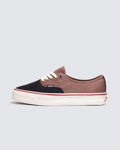 Uma maneira consciente para enfrentar o dia com sustentabilidade. A Vans reconstruiu alguns dos seus clássicos mais icônicos com escolhas intencionais sobre os materiais utilizados. Com parte superior estampada em checkerboard em lona de algodão regenerativo, o modelo apresenta uma sola que usa borracha natural regenerativa para tração durável e uma palmilha de espuma de base biológica para maior conforto, o Tênis Authentic Mte Salt Wash Brown Multi oferece uma estética clássica da Vans, enquanto trabalha em direção a um futuro melhor. Com o logotipo Vans Checkerboard Globe, este produto é feito de pelo menos 30% de um ou uma combinação de materiais reciclados, renováveis ??e/ou regenerativos.Para saber mais sobre a Vans e sua jornada em direção a materiais sustentáveis, acesse www.vans.com.br/sustentabilidade.