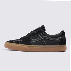 O revolucionário Sk8-Hi transformado em um tênis de cano baixo atemporal. Uma versão adaptada do lendário tênis de cano alto, o Tênis Sk8-Low Gum Black traz a estética familiar da sidestripe contrastante, com uma proposta totalmente nova na maneira de vestir esta silhueta icônica. Além dos cabedais clássicos de lona e camurça que imitam a contraparte mais alta, o tênis de cano baixo é fácil de usar e traz à tona todos os detalhes que preservam a essência do original.