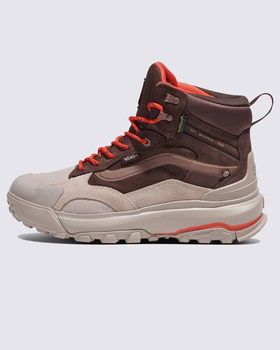 “You are Made for the Elements”. Estes são os seus Vans. O Tênis Crestline Waterproof Mte Bitter Chocolate utiliza tecnologias avançadas para calçados para desenvolver uma bota resistente de cano alto que é elegante, versátil e confortável para qualquer pessoa, em qualquer situação. Apresentando um ajuste mais espaçoso com proteção à prova d'água HydroGuard e a sola All-Trac atualizada projetada para máxima tração, essa bota oferece o equilíbrio perfeito entre amortecimento e suporte, não importa onde a trilha te leve. O modelo possui o logotipo Vans Checkerboard Globe: este produto é feito de pelo menos 30% de um ou uma combinação de materiais reciclados, renováveis ??e/ou regenerativos. Para saber mais sobre a Vans e a sua jornada rumo a materiais sustentáveis, acesse vans.com.br/sustentabilidade.