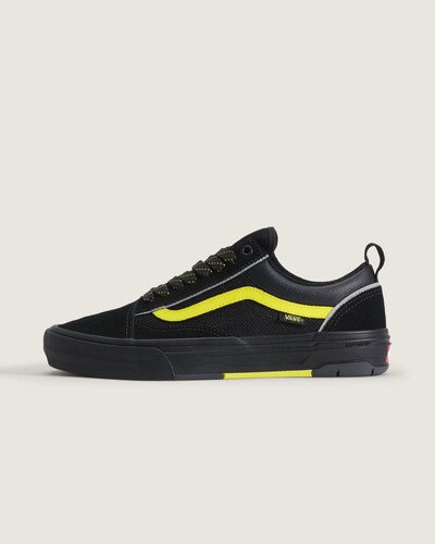 Tênis Skate Old Skool Reflective Black Lime traz a história do Old Skool: em 1977 o modelo, originalmente nomeado VANS #36, foi o primeiro a exibir a icônica sidestripe, nascida do rabiscar de Paul Van Doren chamado Jazz Stripe. O modelo une cabedal em couro e painéis em camurça, palmilha PopCush para conforto acolchoado e sola vulcanizada com construção WaffleCup, oferecendo suporte, flexibilidade e resistência.