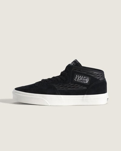 O Tênis Half Cab couro Black evoca o legado da Vans e do Half Cab, criado por Steve Caballero em 1992 com cano médio. Confeccionado em couro com construção vulcanizada, traz estrutura resistente, suporte confiável e flexibilidade na sola. Design autêntico que privilegia conforto e controle, mantendo a atitude descontraída e criativa que fez do modelo um clássico entre praticantes e entusiastas.
