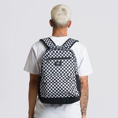 Esteja sempre pronto para todas as situações. As mochilas Vans agregam praticidade, comportam tudo o que você precisa carregar na correria e possuem aquele estilo autêntico que só a Vans proporciona. A Bolsa Startle Compl. Ultra Neo Vr3 Black White possui um compartimento principal grande com capa que comporta notebook de até 15 polegadas e demais equipamentos eletrônicos. O modelo possui um bolso frontal que inclui um organizador para garantir que seus itens essenciais fiquem organizados e facilmente acessíveis. Com bolsos laterais para garrafas de água, fechos em zíper e alças de ombro ergonômicas e acolchoadas. Detalhe para estampa exclusiva em checkerboard tradicional por toda a peça e aplicação de etiqueta tecida com assinatura Vans em “Drop V” e “Off The Wall” na capa frontal. Dimensões (AxLxP): 42.5 x 30 x 14 cm. Capacidade: 21 litros.
Características do produto: 
• Mochila Vans; 
• Estampa exclusiva em checkerboard tradicional por toda a peça;
• Compartimento principal para carregar notebook de até 15” e demais eletrônicos com segurança; 
• Organizador interno; 
• Bolsos laterais para garrafas de água; 
• Alças de ombro ergonômicas e acolchoadas; 
• Capacidade: 21 litros. 
• Dimensões (AxLxP): 42.5 x 30 x 14 cm.