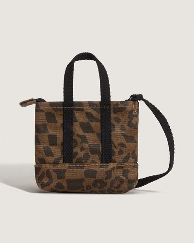 Uma versão mini da Pergs Tote em tamanho exclusivo para chaves, bolsas e pequenos itens essenciais. A Carteira Micro Pergs Tote Dachshund Animal  transforma a icônica Pergs Tote em um acessório no tamanho de um chaveiro, mantendo todos os detalhes característicos: lona resistente, duas alças superiores, fecho de zíper, estampa animal print de oncinha e etiqueta exclusiva Vans. Perfeita para prender na bolsa ou nas chaves, é ótima para guardar pequenos itens essenciais ou adicionar um toque decorativo descolado e casual.