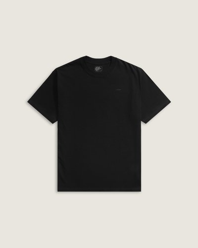 Camiseta 100% algodão, gola careca e corte clássico. Visual confortável e casual com um bordado lateral, ideal para composições do dia a dia.