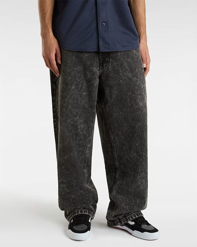 Quando você se veste com estilo, é praticamente impossível ter um dia ruim. A Calça Stonewash Baggy Black oferece o estilo, o conforto, a mobilidade e a comodidade ao andar de skate os pequenos precisam. Apresenta caimento largo, estilo clássico de cinco bolsos e pernas mais largas. De cintura alta que fica folgada no quadril e nas coxas que afunila na perna, possui passador de cinto em "V" e reforços bordados com assinatura Vans em "Drop V" nos bolsos, com uma etiqueta em checkerboard costurada na parte interna da bainha para adicionar um detalhe ao dobrar. Com caimento solto e afunilado.
