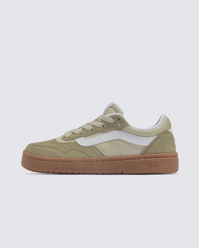O Tênis Cruze Too Gum Sole Khaki combina técnicas de construção modernas com o estilo tradicional da Vans. Construído com uma palmilha e unidade de sola tipo nuvem, este estilo de cano baixo e elegante mantém você confortável o dia todo, com a estética clássica de um tênis com sidestripe elevado.