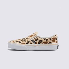 O Slip-On que define tendências desde 1979. O clássico Slip-On, com sua abordagem “Sem cadarços, sem problemas”, foi apresentado ao mundo pela primeira vez em 1979. Desde então, tornou-se um ícone da cultura pop, conhecido por seu conforto e versatilidade de se adaptar ao estilo de cada um. Apresentando uma estampa animal print de leopardo com detalhes em glitter, o Tênis Slip-On Leopard Glitter Brown True White Infantil é uma silhueta atemporal que faz todos os dias dos pequenos terem um brilho especial.