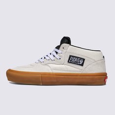 Husa. 1992, andando de skate do seu jeito

O Half Cab surgiu nos anos 90, quando os skatistas reduziram o cano alto do Full Cab para melhorar a mobilidade do tornozelo – um ousado movimento DIY que personificava o espírito rebelde do skate. A versão Skate moderniza esta silhueta icónica com durabilidade e características de desempenho melhoradas, honrando as suas raízes rebeldes e ao mesmo tempo apoiando os skaters que ultrapassam os limites nas ruas de hoje.