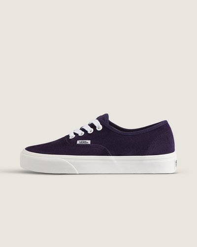 <p>Nascido em Anaheim, Califórnia, em 1966, o Authentic é o estilo tradicional original da Vans. O Tênis Authentic Authentically Pig Suede Purple Licorice mantém o legado Off The Wall com cabedal têxtil em fibras vegetais, cano baixo e fechamento por cadarço para ajuste seguro. Sola vulcanizada oferece durabilidade e resposta estável; o tecido garante respirabilidade e sensação leve ao caminhar. Modelo unissex de identidade atemporal e acabamento cuidadoso.</p>