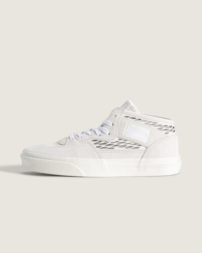 O Tênis Half Cab Marshmallow evoca o legado da Vans e do Half Cab, criado por Steve Caballero em 1992 com cano médio. Confeccionado em couro com construção vulcanizada, traz estrutura resistente, suporte confiável e flexibilidade na sola. Design autêntico que privilegia conforto e controle, mantendo a atitude descontraída e criativa que fez do modelo um clássico entre praticantes e entusiastas.