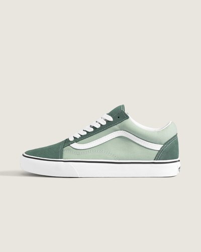 Em 1977, o Tênis Old Skool Mint Shadow foi lançado sendo o primeiro a conter a icônica sidestripe, um rabisco de Paul Van Doren que ajudou a moldar o legado da Vans. Este modelo traz cabedal em couro com construção vulcanizada, entressola acolchoada e sola com padrão waffle, entregando suporte, flexibilidade e conforto. Acabamentos clássicos reforçam o caráter autêntico do modelo