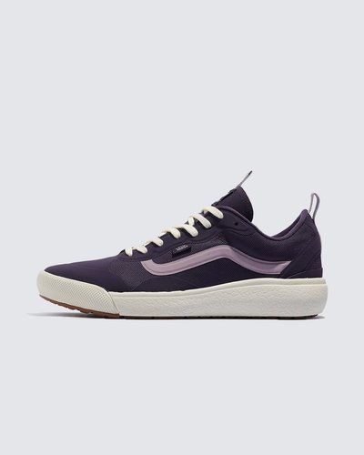 Máximo conforto e aliado de todas as rotinas. Esteja sempre pronto para o inesperado com o Tênis Ultrarange Exo Mte Dark Purple. Com um solado co-moldado construído em padrão tratorado em waffle - exclusividade Vans - ele maximiza a cobertura, aderência e durabilidade da borracha. A nova entressola UltraCush™ Lite traz conforto e leveza para o calce. O modelo de cano baixo possui cabedal com inspiração na silhueta do icônico Old Skool - em camurça, tecido e sintético roxo - totalmente respirável, com biqueira e antepé de borracha renovado, deixando o calce no ajuste ideal. O Exo Skeleton fornece apoio integrado nos dedos e na parede lateral medial, com uma trava de calcanhar para um ajuste seguro. No calcanhar e lingueta, traz puxadores, facilitando o calce. O tradicional skate “Vans Off The Wall” é aplicado na heeltab do calcanhar. Traz etiqueta Vans aplicada na lateral do tênis, enquanto a assinatura “Vans Ultrarange” é aplicada na lingueta. Conforto e estilo dentro e fora das pistas.