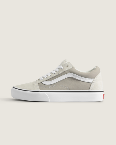Estação '77. Sinta algo novo. O Old Skool foi o primeiro design de calçado a apresentar a famosa Vans Sidestripe, embora, na época, fosse apenas um rabisco aleatório desenhado pelo fundador Paul Van Doren. Desde o seu lançamento em 1977, este modelo de cano baixo se consolidou como um ícone no cenário do skate, da música e da moda. De skatistas de rua e punks dos anos 90 a lendas do hip hop e da moda atuais, o Tênis Old Skool 2-tone Mushroom tem sido consistentemente o tênis preferido dos criativos que fazem as coisas do seu jeito.