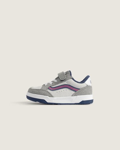 Sempre em alta. Inspirado nos estilos de skate do início dos anos 2000, com um perfil bufante e detalhes oversized. O Tênis Kids Hylane Pop Sidestripe Grey Pink Infantil é um tênis inspirado no skate Y2K que re-interpreta a silhueta Upland de 1999. Referências ao passado coexistem com detalhes de design sofisticados, como a Sidestripe 3D brilhante e logotipos bordados, enquanto a estrutura robusta e a língua de skate bufante proporcionam um visual retrô. Com fecho de velcro sobre cadarços elásticos para um ajuste seguro, o Hylane Infantil transforma uma estética old skool em um item essencial do guarda-roupa atual.