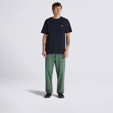 A Calça Fatigue Loose Tapered Dark Forest oferece todo o estilo, conforto, mobilidade e capacidade de skate que você precisa para fazer manobras incríveis dentro e fora das pistas. Esta calça de algodão possui um ajuste mais largo no quadril e na coxa, terminando em uma perna cônica. Com vários bolsos para armazenamento adicional, traz a etiqueta Vans em checkerboard costurada na bainha da abertura da perna que fica visível quando algemada.